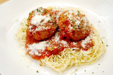 Makarna üzeri ızgara parmesan peyniri, iki köfte ve marinera sosu. 
