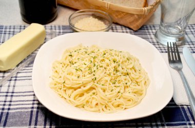 Bitki ve Tereyağı Melek Saçlı Akşam Yemeği Beyaz Tabakta