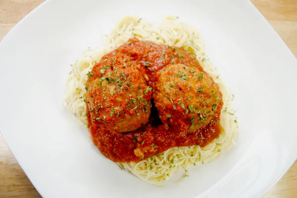 Dos Albóndigas Grandes Con Salsa Marinera Sobre Pasta —  Fotos de Stock