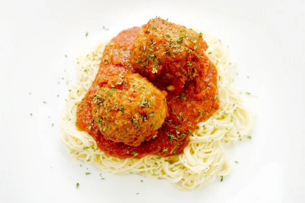 Dos Albóndigas Grandes Con Salsa Marinera Sobre Pasta —  Fotos de Stock