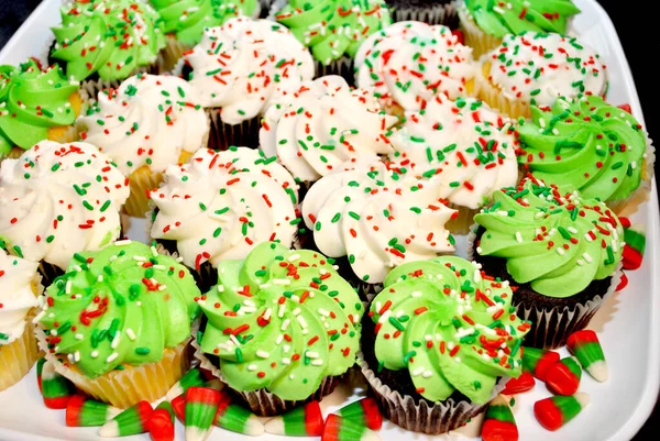 Tablett Mit Weihnachtskuchen Mit Roter Und Grüner Dekoration — Stockfoto