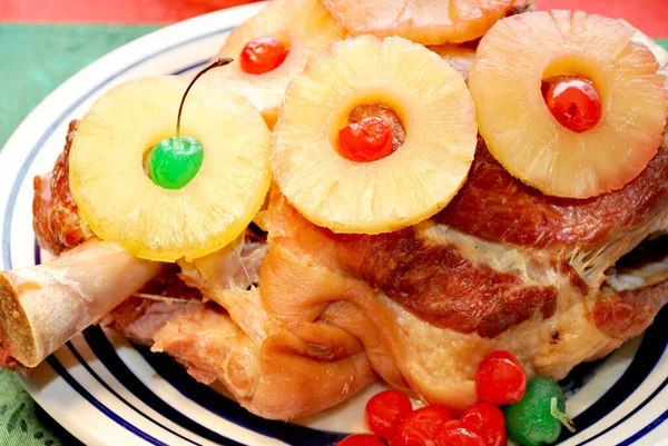 Bakad Julskinka Täckt Med Ananas Skivor Och Körsbär — Stockfoto