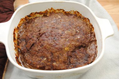 Güveçte sulu bir rulo köfte.