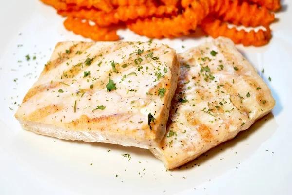 甜土豆薯条和鲑鱼晚餐 — 图库照片