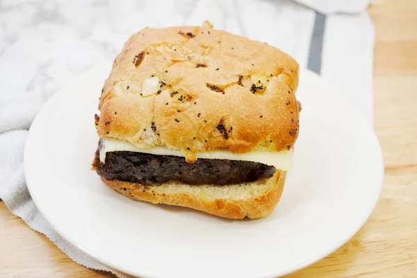 Delicioso Sándwich Pastel Carne Con Queso Rollo Cebolla —  Fotos de Stock