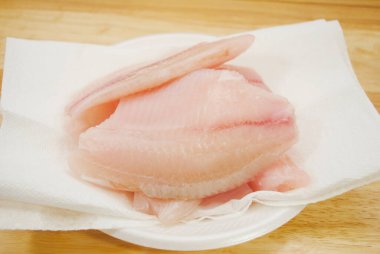 Beyaz Kağıt Havluda Kuruyan Çiğ Beyaz Balık