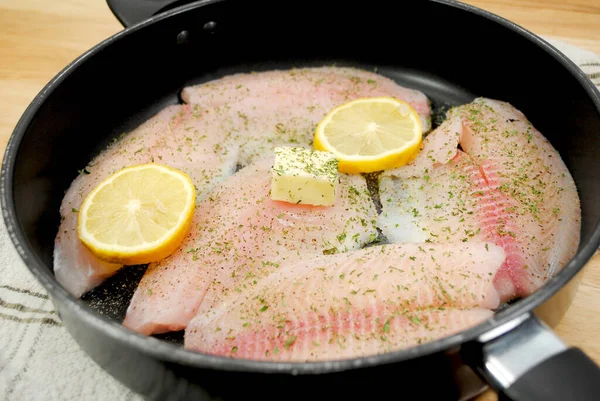 Świeże Tilapia Frying Czarnej Patelni Masłem Cytryną Ziołami — Zdjęcie stockowe