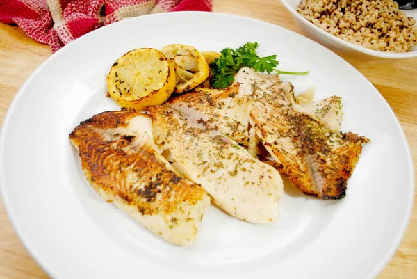 Tilapia Fresca Cocida Con Mantequilla Hierbas Servida Con Rodajas Limón —  Fotos de Stock