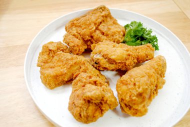 Güney Kızarmış Tavuk Parçası Tabakta