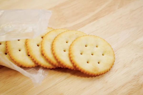 Paquete Galletas Redondas Cayendo Sobre Una Mesa Madera — Foto de Stock