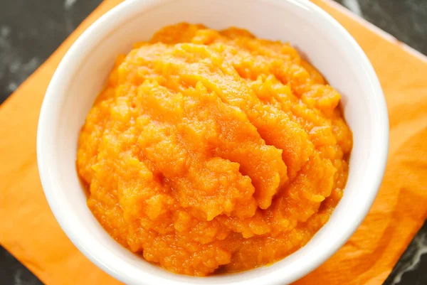 Біла Чаша Наповнена Mashed Carrots Або Butternut Squash — стокове фото