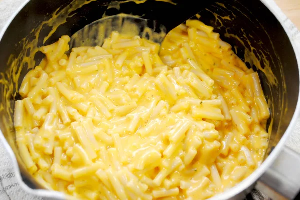 将通心粉和奶酪混入锅中的特写 — 图库照片