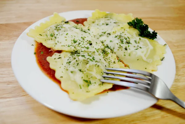 Vier Smakelijke Grote Spinazie Raviolis Marinera Saus Met Gesmolten Mozzarella — Stockfoto