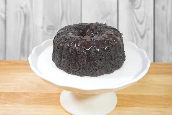 Fudge Chocolate Cake Auf Einer Weißen Tortenplatte — Stockfoto