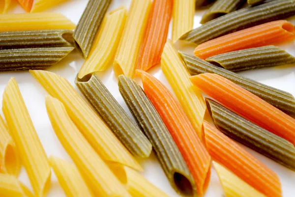 Крупный План Макарон Форме Цилиндра Penne Pasta Loodles Three Colors — стоковое фото