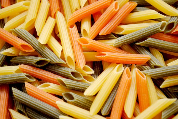 Крупный План Макарон Форме Цилиндра Penne Pasta Loodles Three Colors — стоковое фото