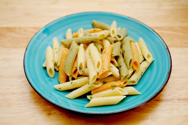 Assiette Nouilles Pâtes Penne Cuites Forme Cylindre Trois Couleurs Jaune — Photo