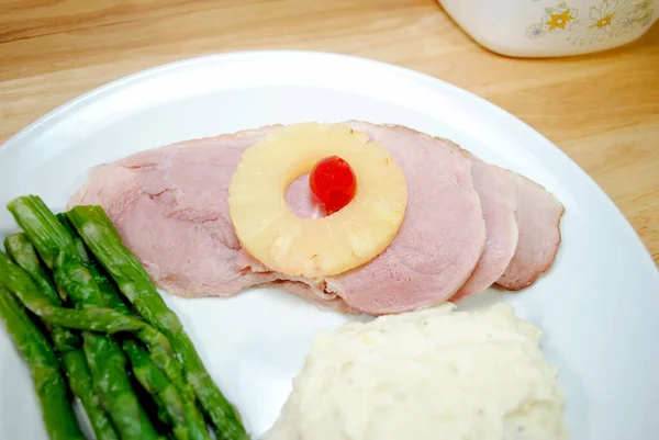 Großaufnahme Eines Köstlichen Schinken Dinners Mit Kartoffelbrei Und Frisch Gedämpftem — Stockfoto