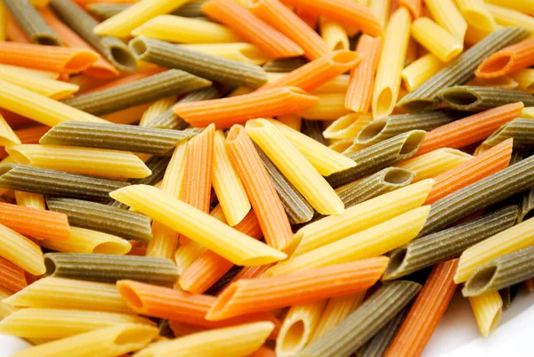 Крупный План Макарон Форме Цилиндра Penne Pasta Loodles Three Colors — стоковое фото