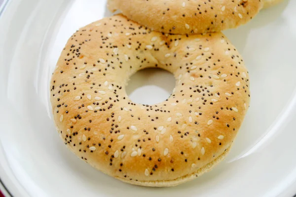 Thin Everything Bagels Isolated White Plate — Stock Photo, Image