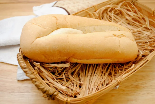 Solo Pezzo Pane Fresco Lasciato Paniere Rustico — Foto Stock