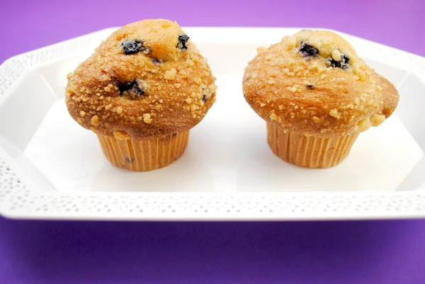 Frisch Gebackene Blaubeer Muffins Auf Weißem Teller Und Lila Hintergrund — Stockfoto