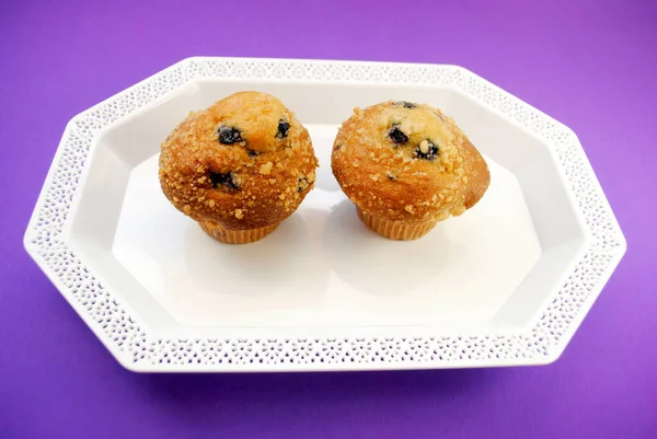 Muffins Mirtilo Assados Frescos Uma Placa Branca Fundo Roxo — Fotografia de Stock