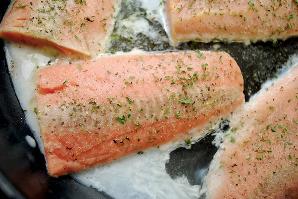 Salmon Searing Garlic Parsley Pepper Butter Pan — Stock Photo, Image