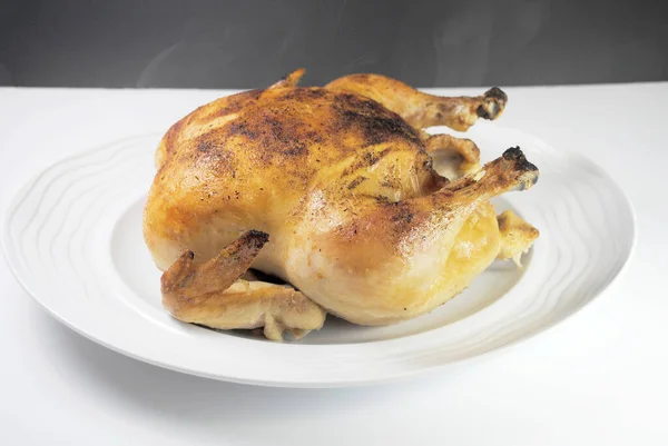 Ayam Panggang Utuh Piring Putih Bundar — Stok Foto