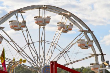 Eğri Çizgileri Olan Mor Soyut