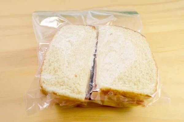 Sandwich Jamón Una Bolsa Plástico Para Llevar Escuela Trabajar Para — Foto de Stock
