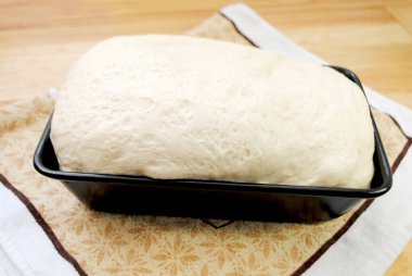 Yağlı bir Tavada Çiğ Ekmek Hamuru Yükselişi