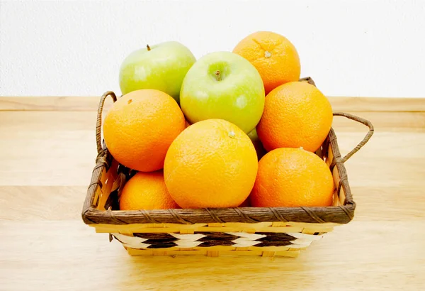 Ein Alter Korb Gefüllt Mit Äpfeln Und Orangen — Stockfoto