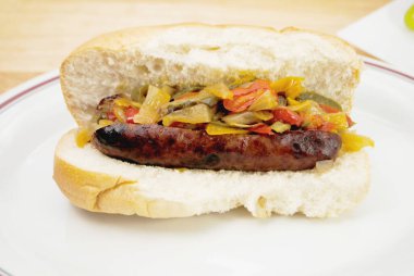 Kızarmış Biber ve Soğanlı Sıcak Sosisli Sandviç
