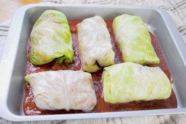 Lahanalı bir tava Pişirilmeye hazır