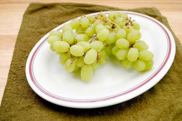 Une Collation Raisins Verts Sur Fond Blanc — Photo