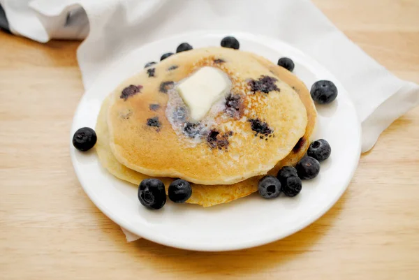 Manger Des Crêpes Aux Bleuets Garnies Beurre — Photo