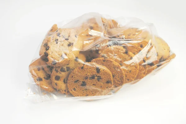 Vier Chocolate Chip Cookies Einer Aufbewahrungstasche Über Weiß — Stockfoto