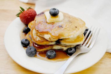 Sağlıklı Çilek ve yaban mersinli krep, şurupla servis edilir.