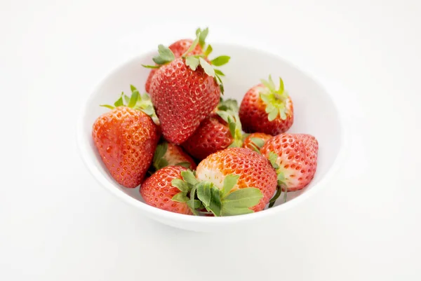 Verse Biologisch Geteelde Aardbeien Een Witte Schaal — Stockfoto