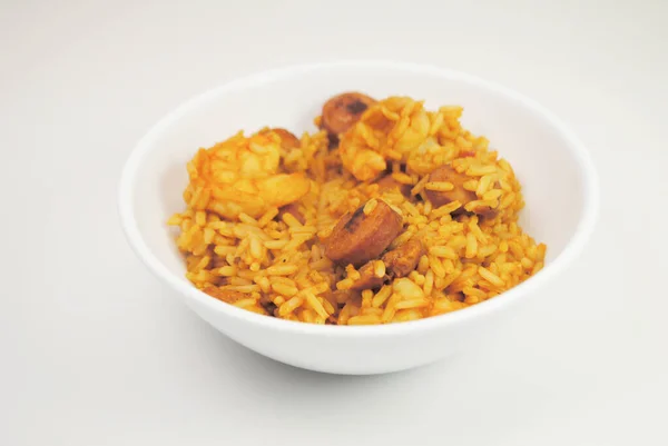 Jambalaya Crevettes Saucisses Servi Dans Bol Blanc Isolé Sur Fond — Photo