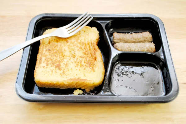 Kuchenka Mikrofalowa Śniadanie Francuskie Tosty Syrop Klonowy Kiełbasa Linki — Zdjęcie stockowe