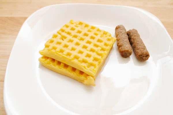 Dois Waffles Quadrados Servidos Com Links Salsicha — Fotografia de Stock