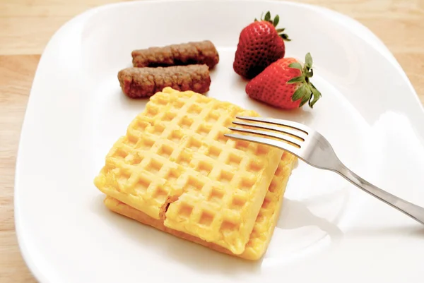 Waffles Two Pork Sausage Links White Plate Fresh Strawberries — Stock Photo, Image