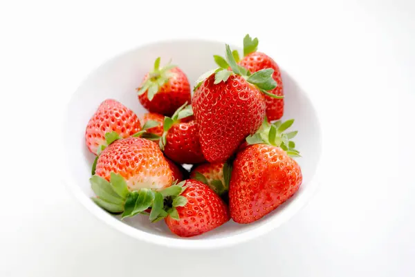 Verse Biologisch Geteelde Aardbeien Een Witte Schaal — Stockfoto