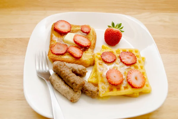 French Toast Waffles Maple Syrup Sliced Strawberries Three Pork Sausage — Stock Photo, Image