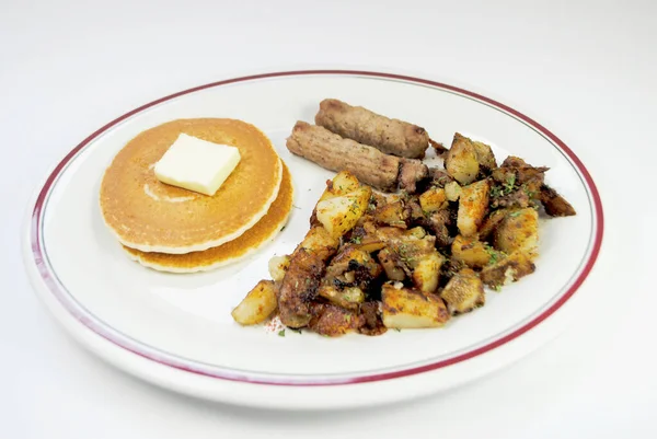 Een Ontbijt Maaltijd Van Boter Pannenkoeken Worst Links Gebakken Aardappelen — Stockfoto