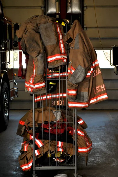 Uniformes Pompiers Suspendus Rack Dans Caserne Des Pompiers — Photo