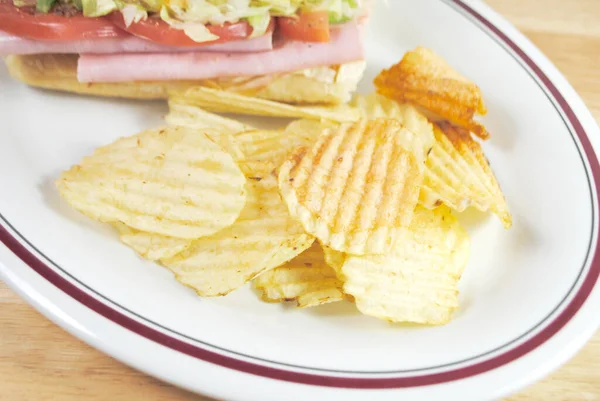 Close Wavy Potato Chips Ham Sandwich Background — Stock Photo, Image