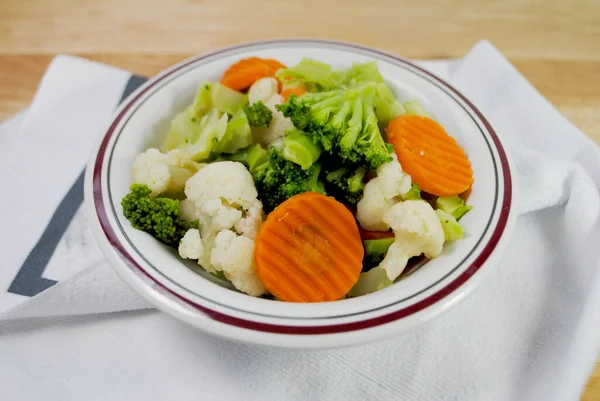 Gemengde Groenten Van Broccoli Bloemkool Wortelen Geserveerd Een Kom — Stockfoto